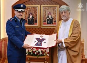 سُلطان عُمان يمنح قائد القوات الجوية الملكية السعودية وسام عُمان العسكري