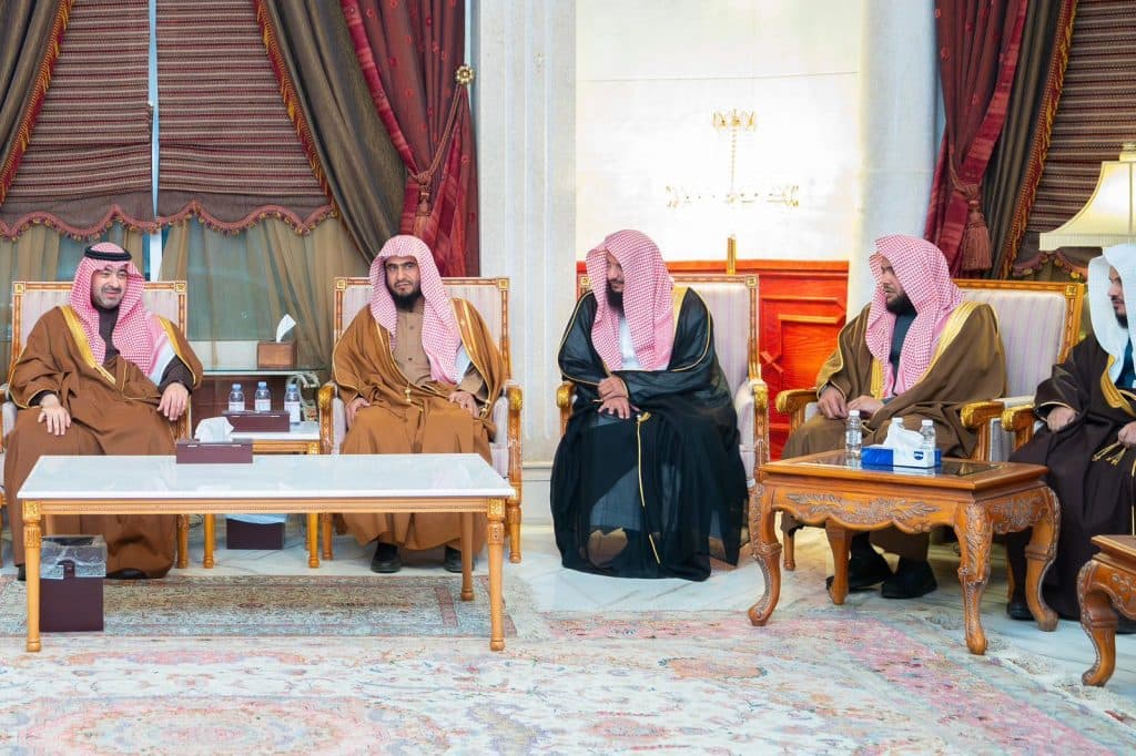 نائب أمير تبوك يواسي أسرة الخريصي في وفاة الشيخ أحمد الخريصي