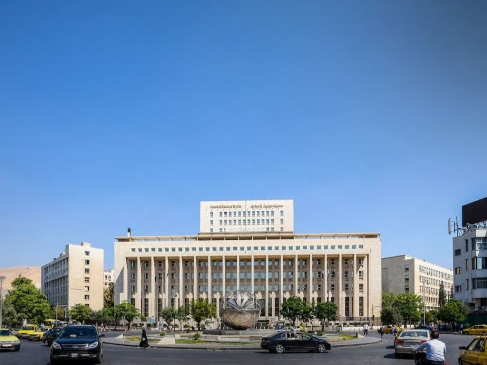 مصرف سوريا المركزي يحدد الأول من يناير 2026 موعدًا لإطلاق العملة السورية الجديدة