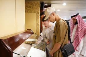 اطلعوا على الجهود المبذولة للعناية به.. مجمع الملك فهد لطباعة المصحف الشريف بالمدينة المنورة يستقبل 200 زائرٍ من 34 دولة