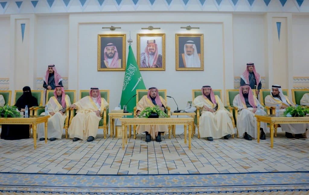 أمير القصيم يسلّم وثائق تملّك الوحدات السكنية للمستفيدين من تبرّع سمو ولي العهد