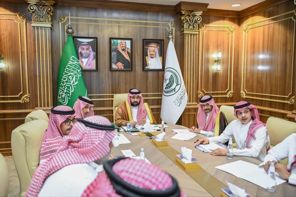 نوّه بما تشهده المملكة من تحول رقمي متسارع.. أمير جازان يرأس اجتماع اللجنة الإشرافية للأمن السيبراني