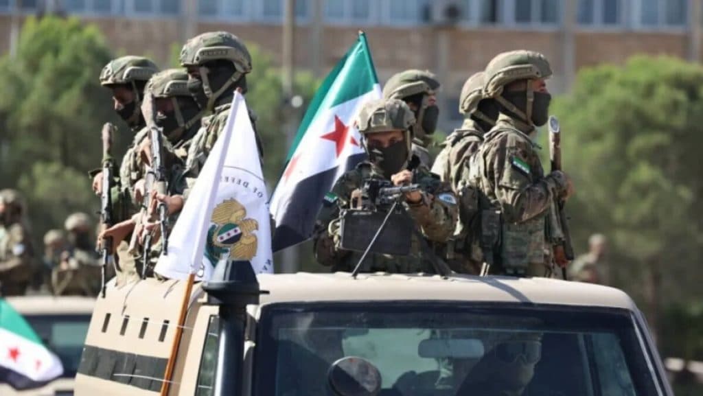 عقب سيطرته على مطار ومدينة الطبقة.. الجيش السوري يعلن استعادته عددًا من أكبر حقول النفط بالبلاد