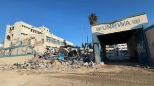 ضمن إجراءاته المتعنتة لمنع المساعدات الإنسانية عن الفلسطينيين.. الاحتلال الإسرائيلي يدمر مقر “الأونروا” شمال القدس