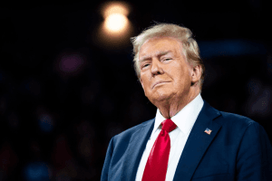 قال إنه يأمل أن تتوصل طهران لاتفاق مع واشنطن.. ترامب يعلن توجُّه أسطول حربي آخر إلى منطقة الشرق الأوسط