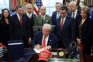 توقيع مشروع قانون تمويل الحكومة الأمريكية وإنهاء الإغلاق الجزئي لها