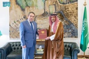 وزير الخارجية يتلقى رسالة خطية من نظيره الروسي