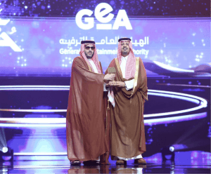 تكريم تركي آل الشيخ بجائزة مكة للتميّز لعام 2025 عن مشروع “على خطاه”