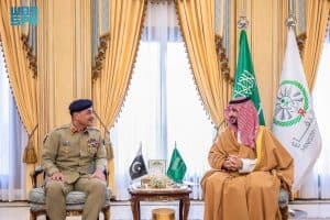 وزير الدفاع يلتقي قائد قوات الدفاع قائد الجيش الباكستاني