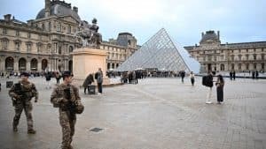 القبض على 9 مشتبه بهم في مخطط الاحتيال بتذاكر متحف اللوفر