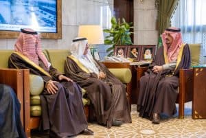 اطّلع على أبرز مناشطها وفعالياتها.. أمير منطقة الرياض يستقبل المشرف العام على قيصرية الكتاب وعددًا من أعضائها
