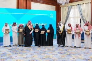 أمير المدينة المنورة يسلّم وثائق تملّك الوحدات السكنية للمستفيدين من تبرع ولي العهد