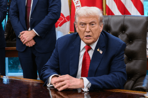 الرئيس الأمريكي يوقّع أمرًا تنفيذيًا بفرض رسوم استيراد جمركية على جميع الدول بنسبة 10 %