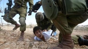 من بينهم أطفال ونساء وأسرى سابقون.. الاحتلال الإسرائيلي يعتقل ما يربو على 100 فلسطيني من “الضفة” منذ بداية شهر رمضان