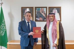 وزير الخارجية يتلقى رسالة خطية من نظيره الروسي