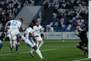 الهلال يهزم الفتح ويواصل مطاردة النصر