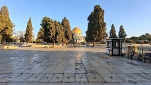 قوات الاحتلال الإسرائيلي تمنع أداء صلاة عيد الفطر في المسجد الأقصى المبارك وتعتقل عددًا من الفلسطينيين بالضفة