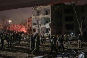 دمار كبير وسقوط نحو 135 مصابًا بمدينتَي عراد وديمونة الإسرائيليتَين في هجوم صاروخي إيراني