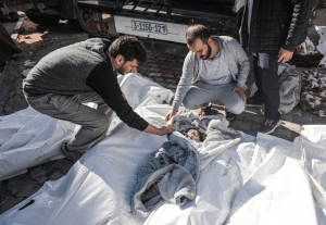 بينهم أطفال ونساء وعائلات بأكملها.. ارتفاع عدد الشهداء الفلسطينيين بقطاع غزة إلى 72263 شهيدًا