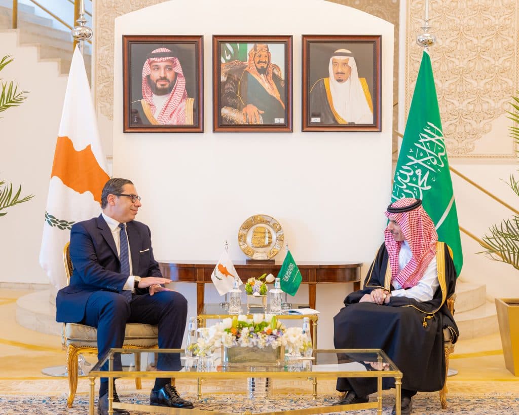 تناولا مستجدات التصعيد في المنطقة والجهود المبذولة بشأنه.. وزير الخارجية يستقبل نظيره القبرصي بمقر الوزارة بالرياض