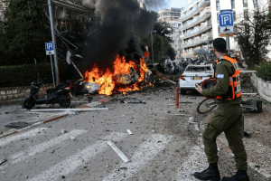 إيران تطلق موجة صواريخ جديدة على 6 مواقع وسط الكيان الإسرائيلي المحتل.. وأنباء عن حرائق وخسائر مادية كبيرة