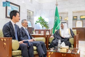 ناقشا المواضيع ذات الاهتمام المشترك.. نائب أمير منطقة الرياض يستقبل السفير الياباني لدى المملكة