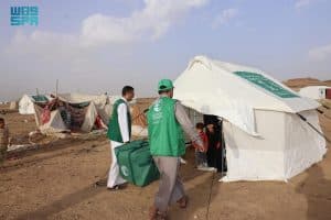 مركز الملك سلمان للإغاثة يوزّع مساعدات إيوائية متنوعة في مخيمات النازحين بمحافظة مأرب