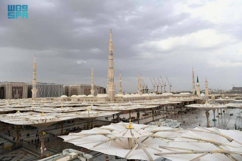 تكثيف الأعمال الميدانية في المسجد النبوي تزامنًا مع الحالة المطرية بالمدينة المنورة