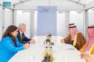 الخريجي يلتقي المبعوث الخاص للأمين العام للأمم المتحدة إلى السودان