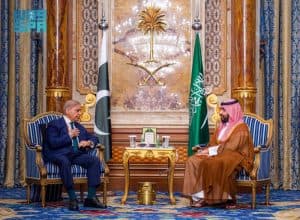 سمو ولي العهد يلتقي رئيس وزراء باكستان