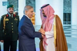 رئيس وزراء باكستان يُغادر جدة