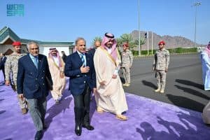 رئيس وزراء باكستان يغادر المدينة المنورة