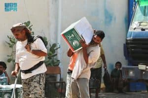 مركز الملك سلمان للإغاثة يوزّع (1,418) سلة غذائية بمحافظة عدن