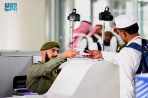 الجوازات بمطار الأمير محمد بن عبدالعزيز تستقبل أولى رحلات ضيوف الرحمن من الهند القادمين لأداء فريضة الحج
