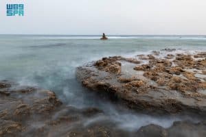 التكوينات الصخرية تشكّل تناغمًا بصريًا مبهرًا على سواحل محافظة الوجه
