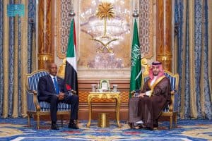 ولي العهد يلتقي رئيس مجلس السيادة الانتقالي في جمهورية السودان