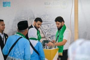 متجهة إلى مطار المدينة المنورة.. مغادرة أولى رحلات مستفيدي مبادرة “طريق مكة” من مدينة سورابايا الإندونيسية