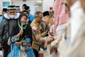 ضمن رحلات مبادرة “طريق مكة”.. أول أفواج ضيوف الرحمن المغادرين من مطار سوكارنو الإندونيسي يصلون إلى المدينة المنورة
