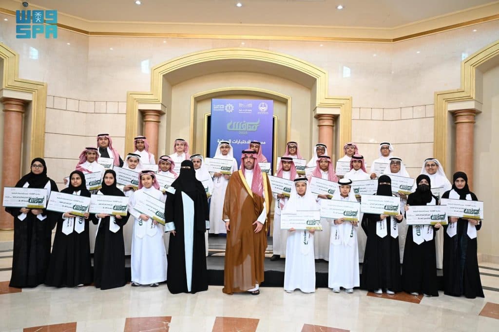 مُحافظ جدة يُكرِّم طلاب وطالبات تعليم جدة الفائزين بجائزة “منافس 2025”