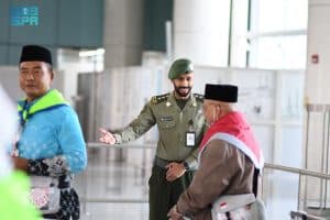 الجوازات بمطار الأمير محمد بن عبدالعزيز تستقبل أولى رحلات ضيوف الرحمن من إندونيسيا القادمين لأداء فريضة الحج
