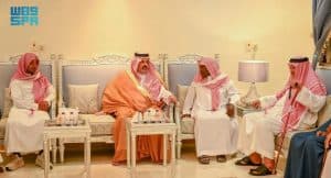 أمير حائل يقدّم واجب العزاء لأسرة الطلال