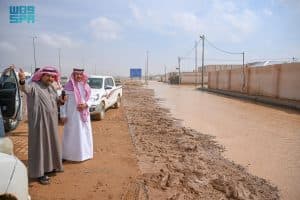 وكيل إمارة حائل يقف ميدانيًا على أضرار السيول التي شهدتها المنطقة ويؤكد تسريع معالجتها