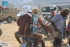 مركز الملك سلمان للإغاثة يوزّع 2297 سلة غذائية في مديرية المكلا
