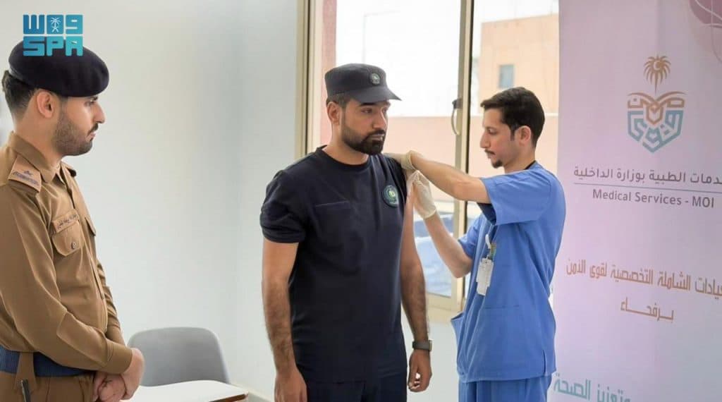 الخدمات الطبية بوزارة الداخلية تواصل تقديم اللقاحات الموسمية لمنسوبي القطاعات الأمنية وذويهم