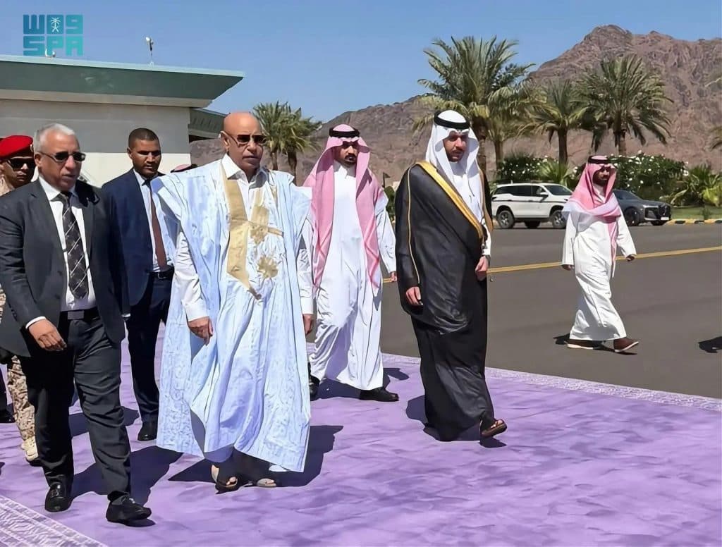 نائب أمير المنطقة في مقدمة مُودّعيه.. الرئيس الموريتاني يُغادر المدينة المنورة