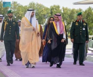 نائب رئيس مجلس الوزراء وزير خارجية الإمارات يصل إلى جدة للمشاركة في القمة الخليجية التشاورية