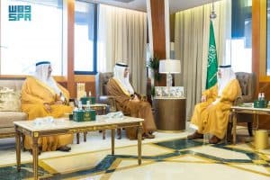 نوّه بالمشاريع والبرامج التطويرية بمدن ومحافظات المنطقة.. أمير الشرقية يستقبل وزير البلديات والإسكان