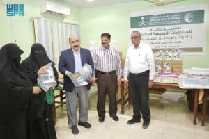 “اغاثي الملك سلمان” يقدم وسائل تعليمية للمدارس في حضرموت
