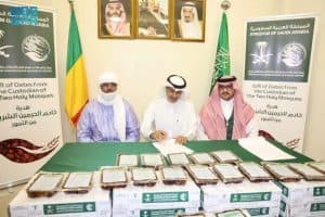 مركز الملك سلمان للإغاثة يسلم 50 طنًّا من التمور لجمهورية مالي
