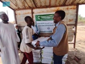 مركز الملك سلمان للإغاثة يوزع (1,500) كرتون تمر بالسودان